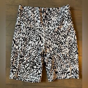 Athleta Salutation Stash Biker 7” Short